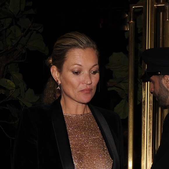 Kate Moss assiste à la soirée de lancement de sa collection de bijoux, conçue en collaboration avec Ara Vartanian. Londres, le 17 mai 2017.