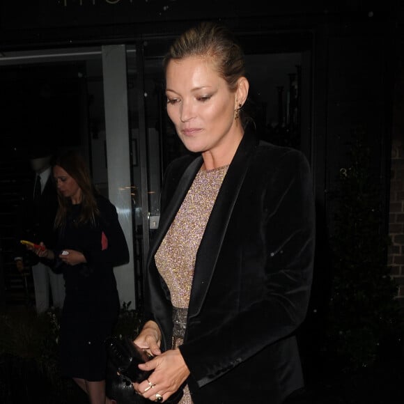 Kate Moss assiste à la soirée de lancement de sa collection de bijoux, conçue en collaboration avec Ara Vartanian. Londres, le 17 mai 2017.