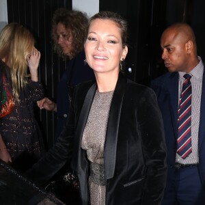 Kate Moss assiste à la soirée de lancement de sa collection de bijoux, conçue en collaboration avec Ara Vartanian. Londres, le 17 mai 2017.