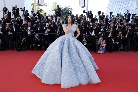 Aishwarya Rai (robe Michael Cinco) - Montée des marches du film "Okja"lors du 70e Festival International du Film de Cannes. Le 19 mai 2017. © Borde-Jacovides-Moreau/Bestimage