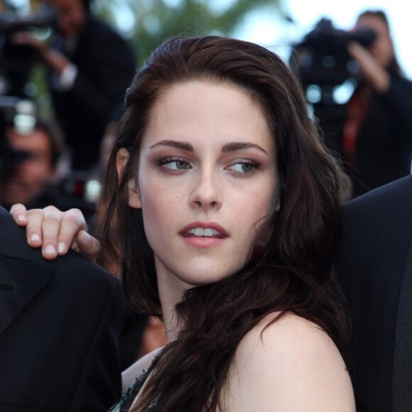 Kristen Stewart lors de la montée des marches du film Sur la route au festival de Cannes 2012