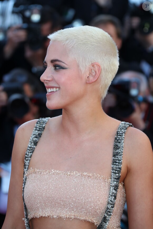 Kristen Stewart en Chanel - Montée des marches du film "120 battements par minute" lors du 70ème Festival International du Film de Cannes. Le 20 mai 2017. © Borde-Jacovides-Moreau / Bestimage