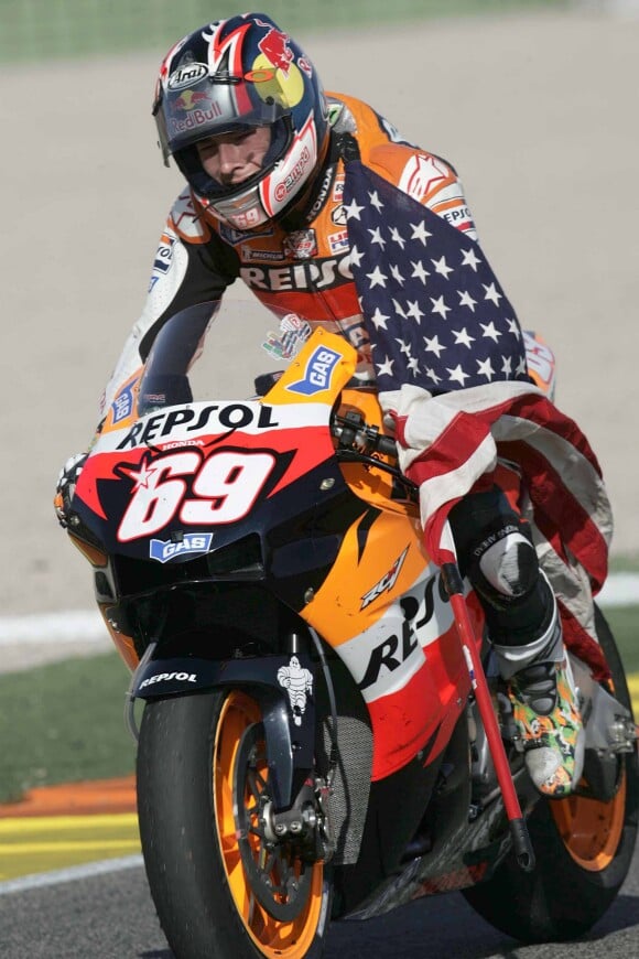 Nicky Hayden lors de son sacre de champion du monde de MotoGP en 2006 en Espagne. Le pilote américain est mort le 22 mai 2017 dans un hôpital de Cesena en Italie, cinq jours après avoir été percuté par une voiture alors qu'il était à vélo.