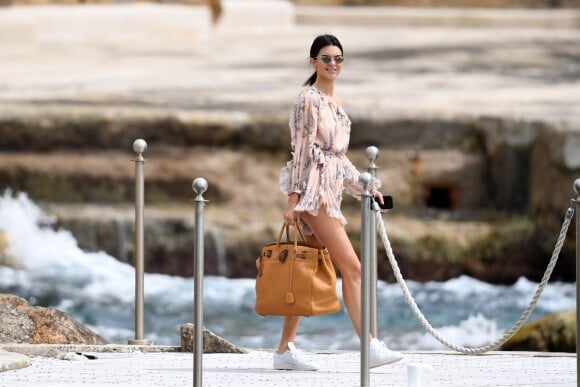 Kendall Jenner quitte l'hôtel du Cap-Eden-Roc à Cannes le 22 mai 2017.