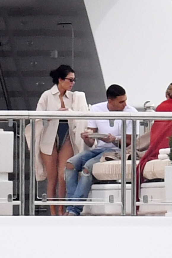 Kourtney Kardashian et son petit ami Younes Bendjima à bord d'un yacht à Antibes, le 22 mai 2017.