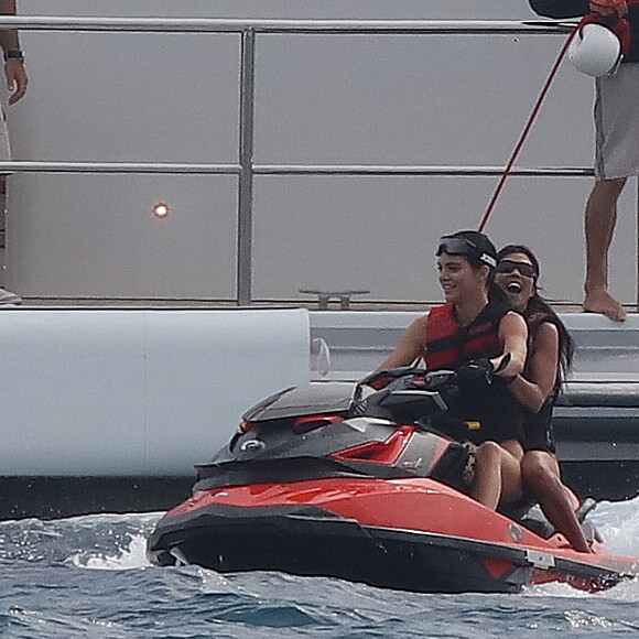 Kendall Jenner et sa soeur Kourtney Kardashian font du jet ski à Cannes le 22 mai 2017.