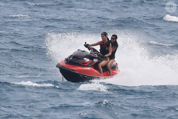 Kendall Jenner et sa soeur Kourtney Kardashian font du jet ski à Cannes le 22 mai 2017.