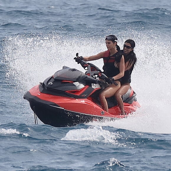 Kendall Jenner et sa soeur Kourtney Kardashian font du jet ski à Cannes le 22 mai 2017.