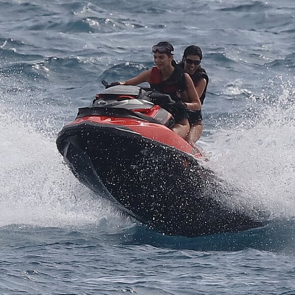 Kendall Jenner et sa soeur Kourtney Kardashian font du jet ski à Cannes le 22 mai 2017.