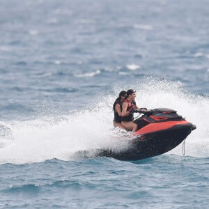 Kendall Jenner et sa soeur Kourtney Kardashian font du jet ski à Cannes le 22 mai 2017.