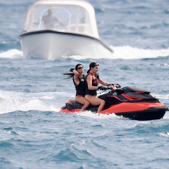 Kendall Jenner et sa soeur Kourtney Kardashian font du jet ski à Cannes le 22 mai 2017.