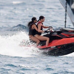 Kendall Jenner et sa soeur Kourtney Kardashian font du jet ski à Cannes le 22 mai 2017.