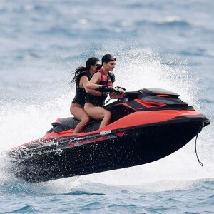 Kendall Jenner et sa soeur Kourtney Kardashian font du jet ski à Cannes le 22 mai 2017.