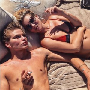 Photo de Jordan Kale Barrett et Kate Moss à Cannes. Mai 2017.