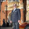 Roger Moore posant avec les voitures originales de James Bond en 2008 à Londres