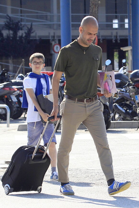 Pep Guardiola arrive à Barcelone avec sa femme Cristina et ses enfants, Maria, Marius et Valentina le 1er juin 2014. P