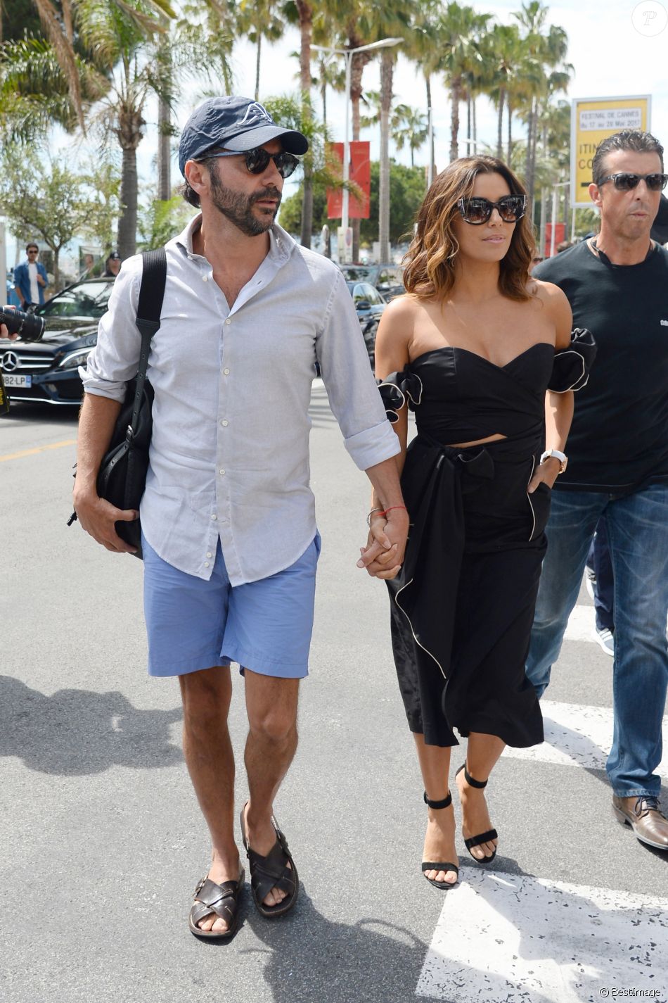 Eva Longoria et son mari José Antonio Baston se baladent dans les rues lors du 70ème Festival Eva Longoria et son mari José Antonio Baston se baladent dans les rues lors du 70ème Festival