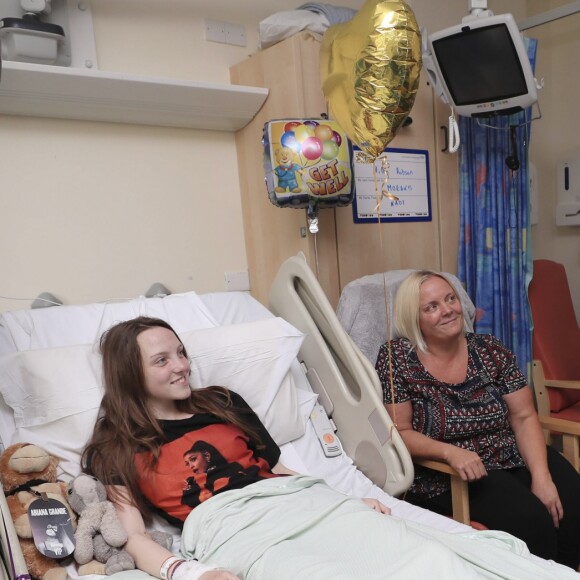 La reine Elizabeth II, qui rencontre ici Millie Robson, s'est déplacée jeudi 25 mai 2017 au chevet de survivants de l'attentat perpétré à la Manchester Arena trois jours plus tôt, à l'hôpital royal pour enfants de Manchester.