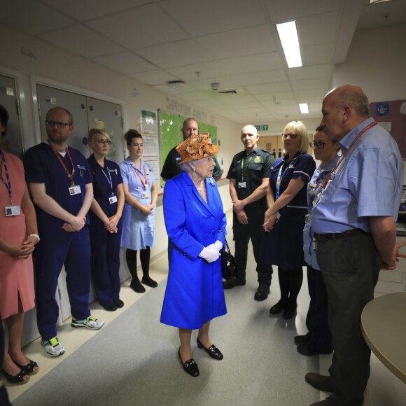 La reine Elizabeth II s'est déplacée jeudi 25 mai 2017 au chevet de survivants de l'attentat perpétré à la Manchester Arena trois jours plus tôt, à l'hôpital royal pour enfants de Manchester. Elle a également exprimé sa gratitude envers les personnels médicaux.