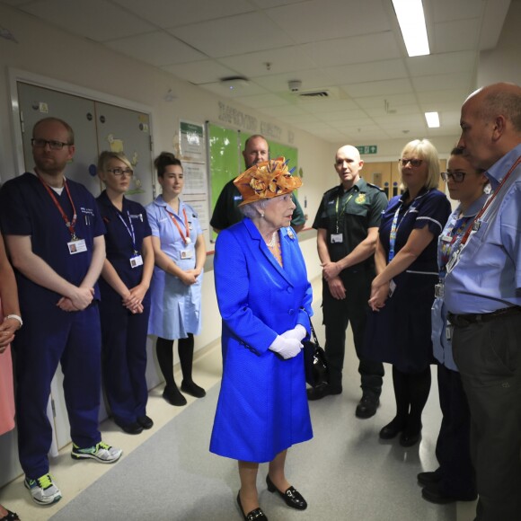 La reine Elizabeth II s'est déplacée jeudi 25 mai 2017 au chevet de survivants de l'attentat perpétré à la Manchester Arena trois jours plus tôt, à l'hôpital royal pour enfants de Manchester. Elle a également exprimé sa gratitude envers les personnels médicaux.