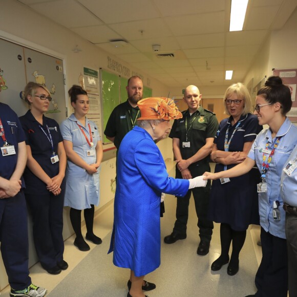 La reine Elizabeth II s'est déplacée jeudi 25 mai 2017 au chevet de survivants de l'attentat perpétré à la Manchester Arena trois jours plus tôt, à l'hôpital royal pour enfants de Manchester. Elle a également exprimé sa gratitude envers les personnels médicaux.