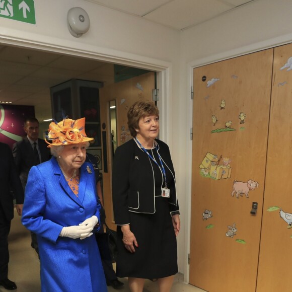 La reine Elizabeth II s'est déplacée jeudi 25 mai 2017 au chevet de survivants de l'attentat perpétré à la Manchester Arena trois jours plus tôt, à l'hôpital royal pour enfants de Manchester. Elle a également exprimé sa gratitude envers les personnels médicaux.