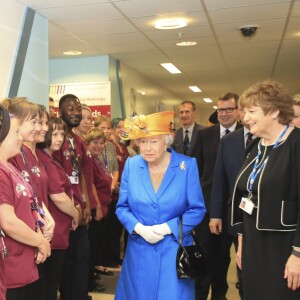 La reine Elizabeth II s'est déplacée jeudi 25 mai 2017 au chevet de survivants de l'attentat perpétré à la Manchester Arena trois jours plus tôt, à l'hôpital royal pour enfants de Manchester. Elle a également exprimé sa gratitude envers les personnels médicaux.