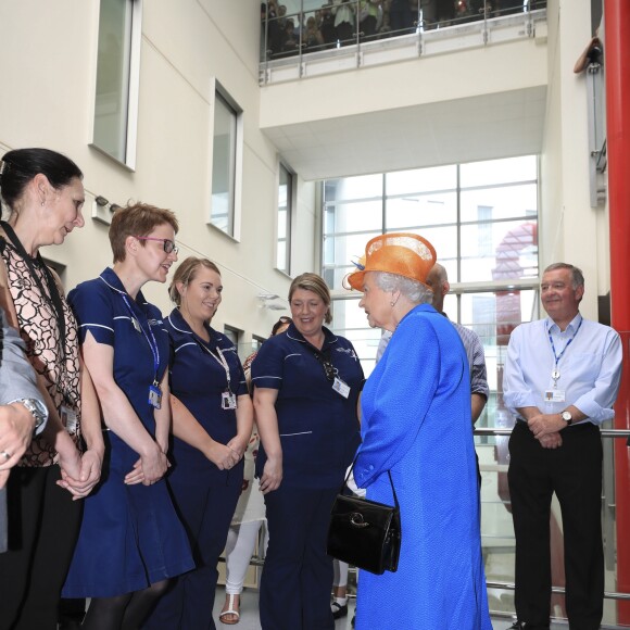 La reine Elizabeth II s'est déplacée jeudi 25 mai 2017 au chevet de survivants de l'attentat perpétré à la Manchester Arena trois jours plus tôt, à l'hôpital royal pour enfants de Manchester. Elle a également exprimé sa gratitude envers les personnels médicaux.