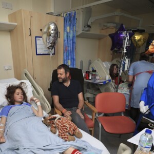La reine Elizabeth II, qui rencontre ici Evie Mills, s'est déplacée jeudi 25 mai 2017 au chevet de survivants de l'attentat perpétré à la Manchester Arena trois jours plus tôt, à l'hôpital royal pour enfants de Manchester.