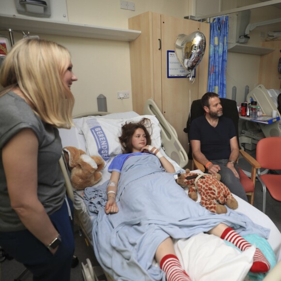 La reine Elizabeth II, qui rencontre ici Evie Mills, s'est déplacée jeudi 25 mai 2017 au chevet de survivants de l'attentat perpétré à la Manchester Arena trois jours plus tôt, à l'hôpital royal pour enfants de Manchester.