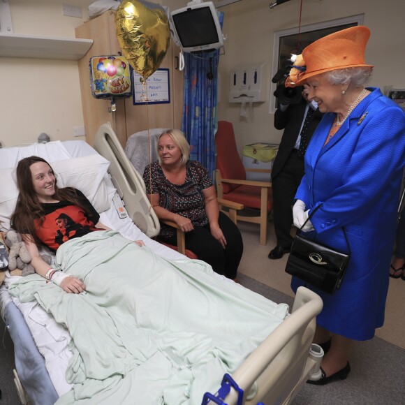 La reine Elizabeth II, qui rencontre ici Millie Robson, s'est déplacée jeudi 25 mai 2017 au chevet de survivants de l'attentat perpétré à la Manchester Arena trois jours plus tôt, à l'hôpital royal pour enfants de Manchester.