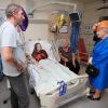 La reine Elizabeth II, qui rencontre ici Millie Robson, s'est déplacée jeudi 25 mai 2017 au chevet de survivants de l'attentat perpétré à la Manchester Arena trois jours plus tôt, à l'hôpital royal pour enfants de Manchester.