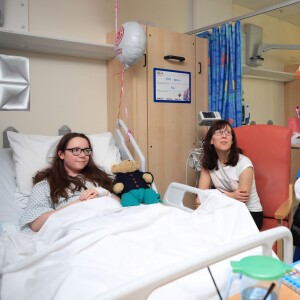 La reine Elizabeth II, qui rencontre ici Amy Barlow, 12 ans, s'est déplacée jeudi 25 mai 2017 au chevet de survivants de l'attentat perpétré à la Manchester Arena trois jours plus tôt, à l'hôpital royal pour enfants de Manchester.