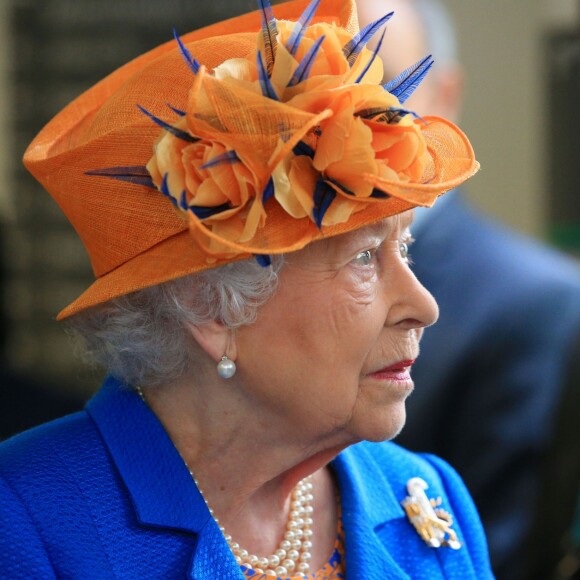 La reine Elizabeth II s'est déplacée jeudi 25 mai 2017 au chevet de survivants de l'attentat perpétré à la Manchester Arena trois jours plus tôt, à l'hôpital royal pour enfants de Manchester.