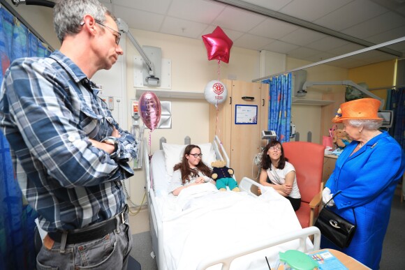 La reine Elizabeth II, qui rencontre ici Amy Barlow, 12 ans, s'est déplacée jeudi 25 mai 2017 au chevet de survivants de l'attentat perpétré à la Manchester Arena trois jours plus tôt, à l'hôpital royal pour enfants de Manchester.