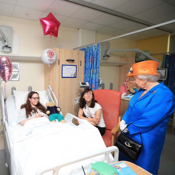 La reine Elizabeth II, qui rencontre ici Amy Barlow, 12 ans, s'est déplacée jeudi 25 mai 2017 au chevet de survivants de l'attentat perpétré à la Manchester Arena trois jours plus tôt, à l'hôpital royal pour enfants de Manchester.