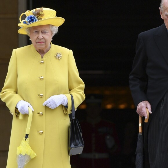 La reine Elizabeth II et le prince Philip ont observé une minute de silence suite à l'attentat de Manchester lors de la garden party donnée dans les jardins de Buckingham Palace à Londres, le 23 mai 2017.