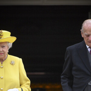 La reine Elizabeth II et le prince Philip ont observé une minute de silence suite à l'attentat de Manchester lors de la garden party donnée dans les jardins de Buckingham Palace à Londres, le 23 mai 2017.