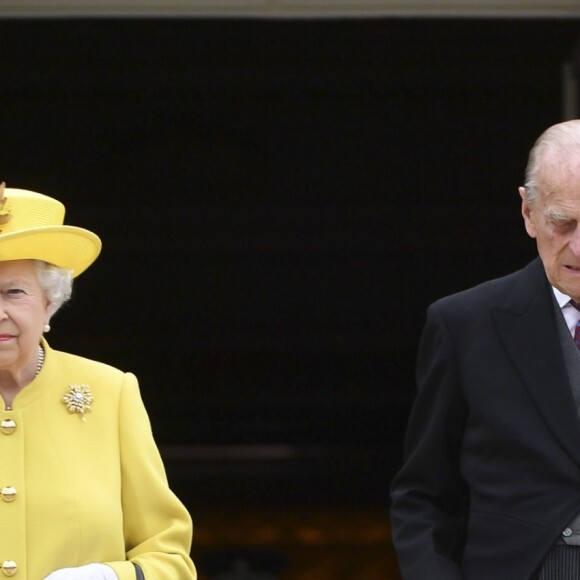 La reine Elizabeth II et le prince Philip ont observé une minute de silence suite à l'attentat de Manchester lors de la garden party donnée dans les jardins de Buckingham Palace à Londres, le 23 mai 2017.