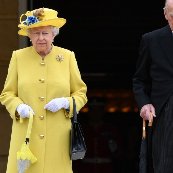 La reine Elizabeth II et le prince Philip ont observé une minute de silence suite à l'attentat de Manchester lors de la garden party donnée dans les jardins de Buckingham Palace à Londres, le 23 mai 2017.