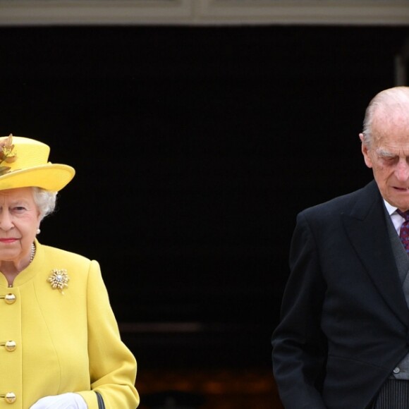 La reine Elizabeth II et le prince Philip ont observé une minute de silence suite à l'attentat de Manchester lors de la garden party donnée dans les jardins de Buckingham Palace à Londres, le 23 mai 2017.