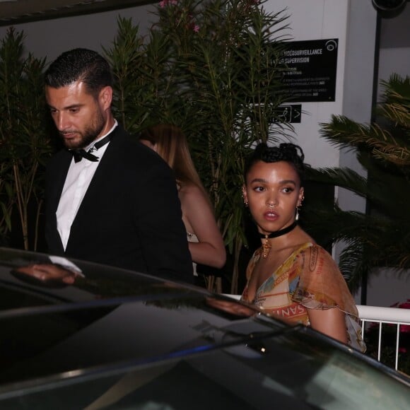 Robert Pattinson et sa compagne FKA twigs - Descente des marches du film "Good Time" lors du 70ème Festival International du Film de Cannes. Le 25 mai 2017 © Borde-Jacovides-Moreau / Bestimage