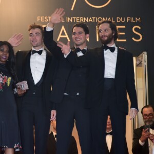 Buddy Duress, Taliah Webster, Robert Pattinson, Ben Safdie, son frère Joshua Safdie - Montée des marches du film "Good Time" lors du 70ème Festival International du Film de Cannes. Le 25 mai 2017. © Giancarlo Gorassini/Bestimage