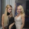 Paris Hilton et Pamela Anderson - Soirée de Grisogono "Love On The Rocks" à l'hôtel Eden Roc au Cap d'Antibes lors du 70 ème Festival International du Film de Cannes. Le 23 mai 2017.