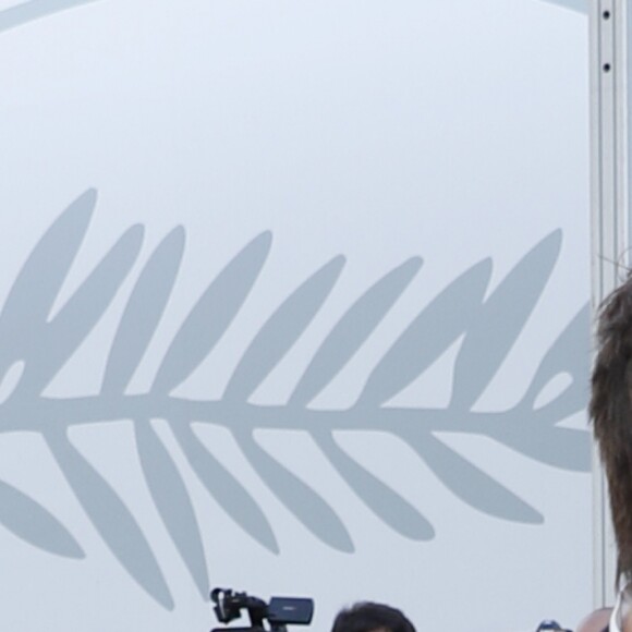 Hapsatou Sy et son compagnon Vincent Cerutti - Montée des marches du film "D'Après une Histoire Vraie" lors du 70e Festival International du Film de Cannes. Le 27 mai 2017. © Borde-Jacovides-Moreau / Bestimage