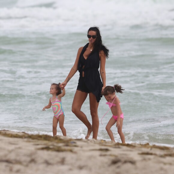 Arnaud Lagardère, sa femme Jade Foret et leurs enfants Liva, Mila et Emery en vacances à la plage à Miami le 26 octobre 2016.