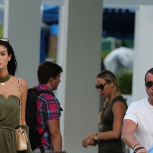 Exclusif - Arnaud Lagardère, sa femme Jade Foret et leurs enfants Liva, Mila et Emery se promènent à Miami le 24 octobre 2016.