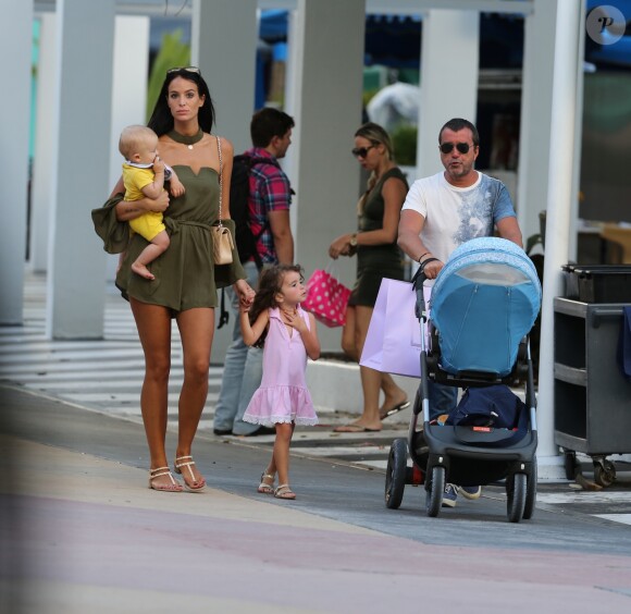 Exclusif - Arnaud Lagardère, sa femme Jade Foret et leurs enfants Liva, Mila et Emery se promènent à Miami le 24 octobre 2016.