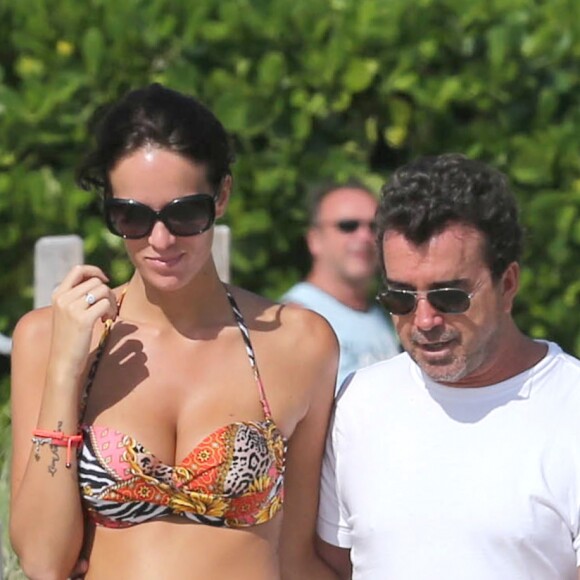 Arnaud Lagardere et sa femme Jade Foret, enceinte de son deuxieme enfant, profitent de la plage alors qu'ils sont en vacances a Miami. Le 28 octobre 2013