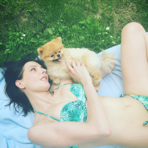 Frédérique Bel s'affiche en maillot de bain avec son chien Joca sur sa page Instagram le 31 mai 2017